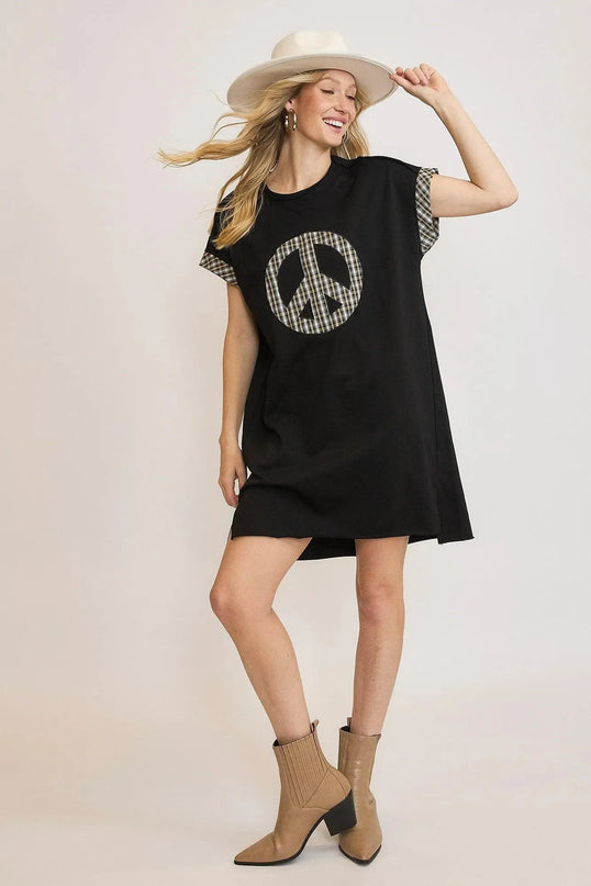 Vestido corto de manga corta con apliques de cuadros escoceses de Umgee Peace 