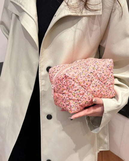 Cartera de mano acolchada con diseño floral y interior a cuadros