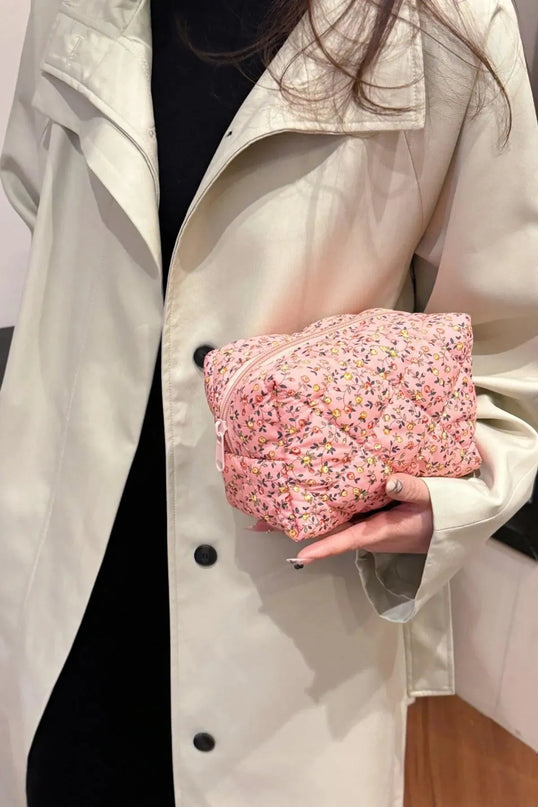 Cartera de mano acolchada con diseño floral y interior a cuadros