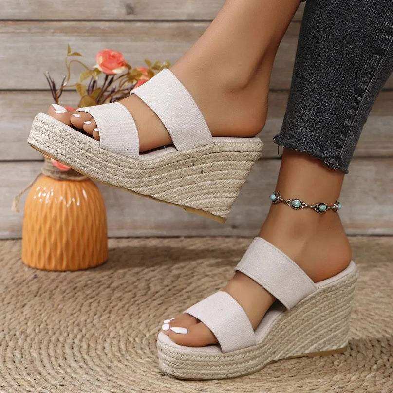 Sandalias elegantes de cuña de ante con punta abierta