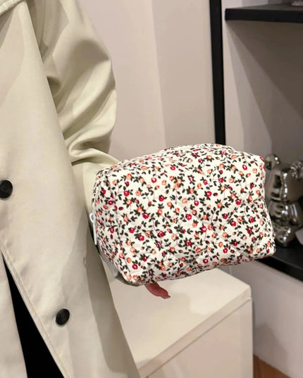 Cartera de mano acolchada con diseño floral y interior a cuadros