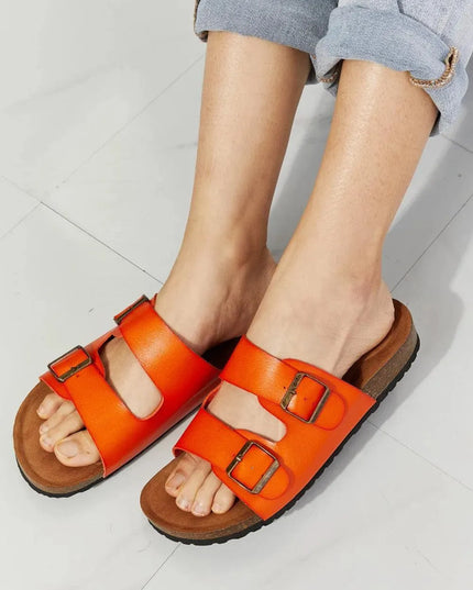 Sandalias de doble banda en color naranja vibrante para divertirse en verano