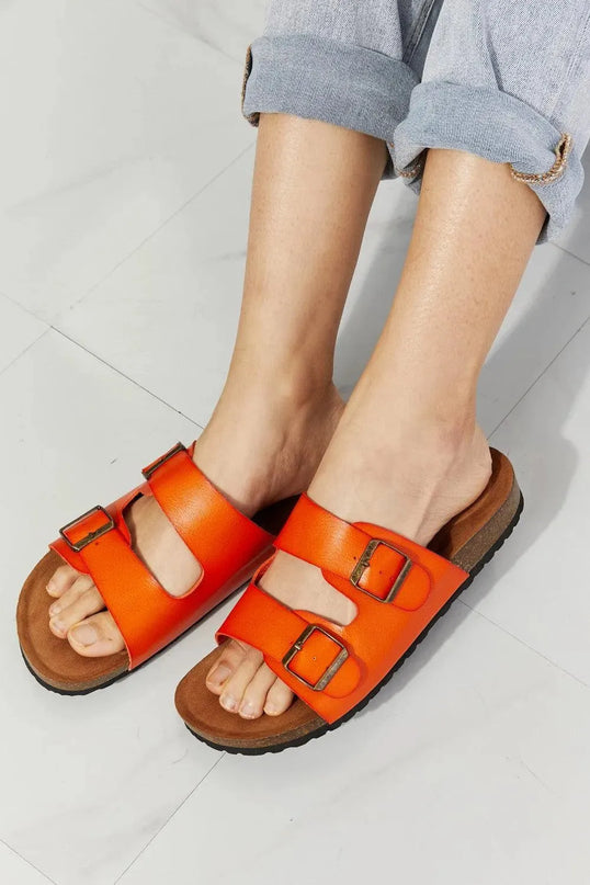 Sandalias de doble banda en color naranja vibrante para divertirse en verano