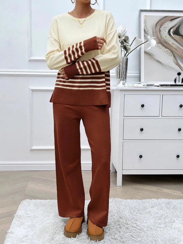 Conjunto elegante de top y pantalón de punto a rayas con aberturas