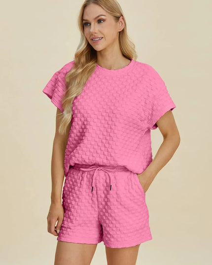 Conjunto de camiseta y pantalones cortos texturizados de tamaño completo de estilo dual