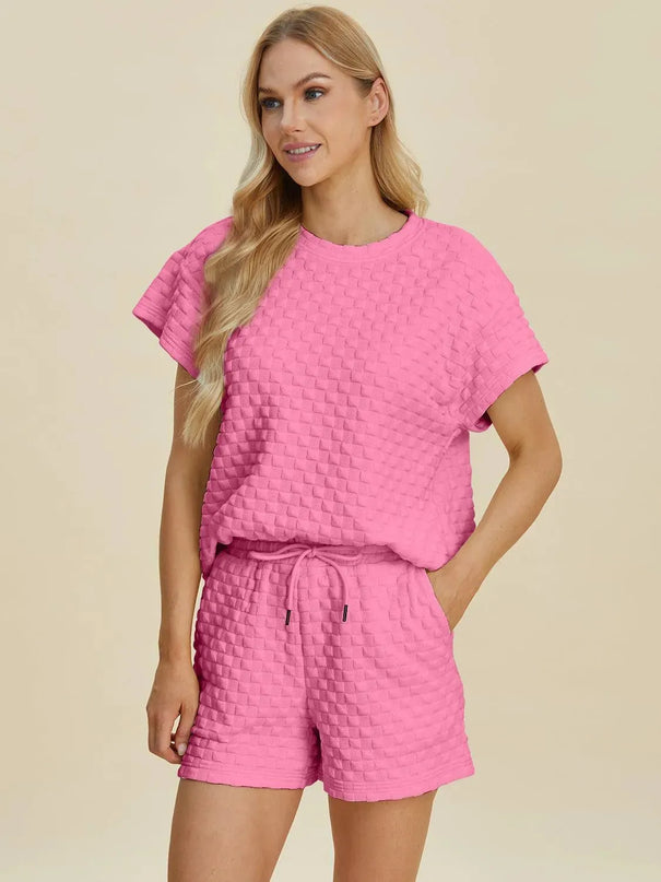 Conjunto de camiseta y pantalones cortos texturizados de tamaño completo de estilo dual