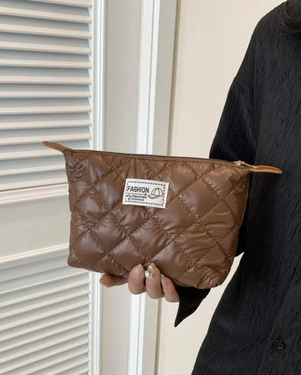 Cartera de mano acolchada sólida con cremallera