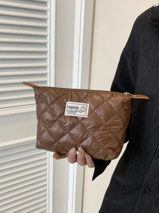 Cartera de mano acolchada sólida con cremallera