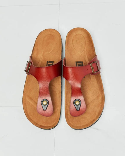 Chanclas Drift Away con tira en T en color rojo chic de MMShoes