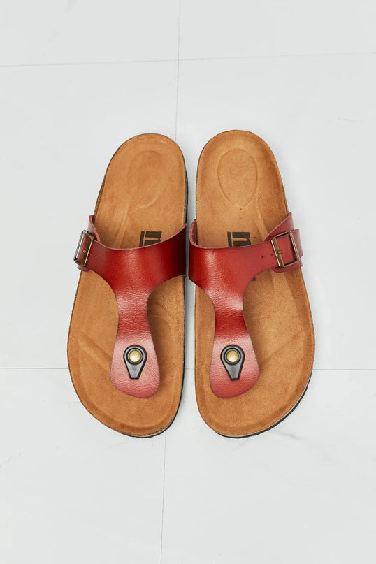 Chanclas Drift Away con tira en T en color rojo chic de MMShoes