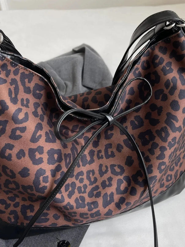 Bolso bandolera versátil con estampado de leopardo