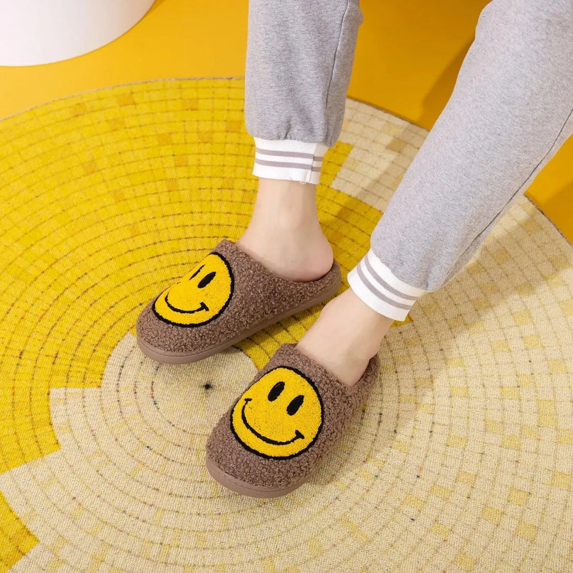 Pantuflas de peluche con cara sonriente y alegre