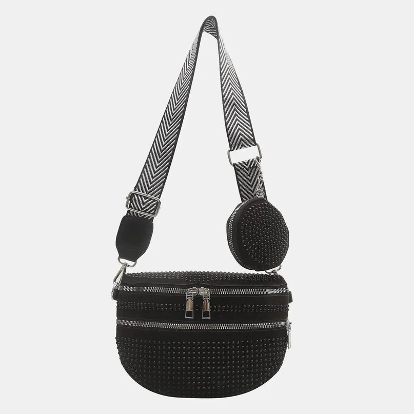 Bolso bandolera con correa ajustable y tachuelas