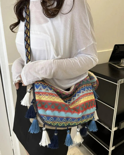 Bolso bandolera con detalle de borlas estampado y monedero pequeño