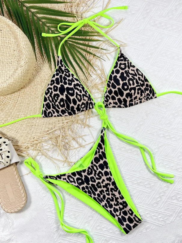 Conjunto de bikini con cuello halter y lazos laterales con estampado de leopardo