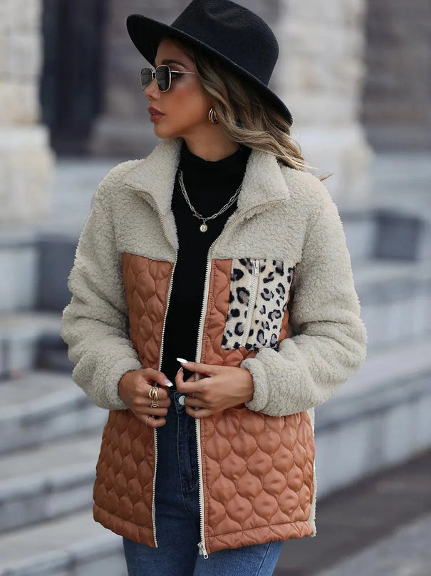 Chaqueta con capucha, cremallera y bloques de color con estampado de leopardo