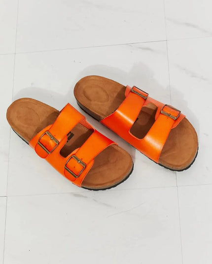 Sandalias de doble banda en color naranja vibrante para divertirse en verano