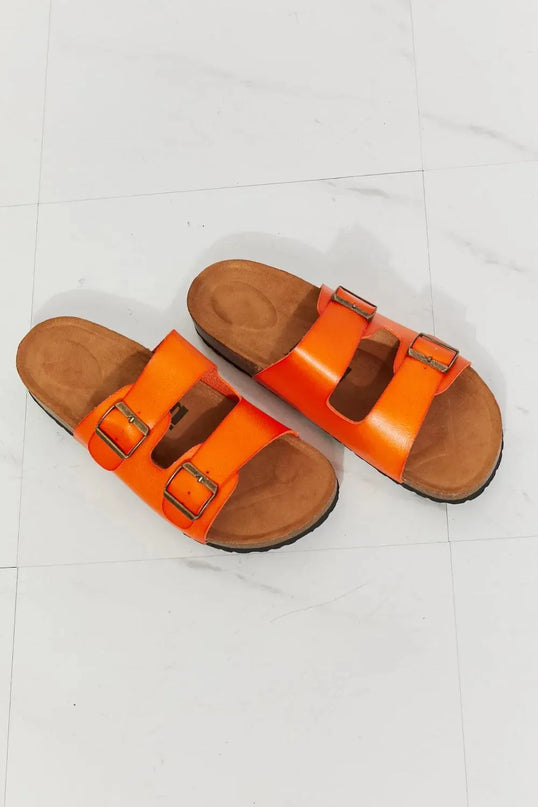 Sandalias de doble banda en color naranja vibrante para divertirse en verano