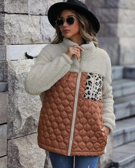 Chaqueta con capucha, cremallera y bloques de color con estampado de leopardo