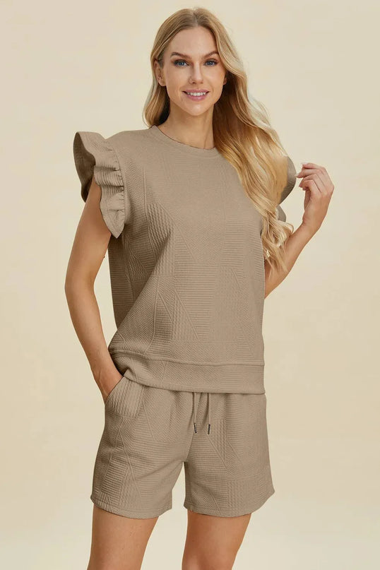 Conjunto elegante de top y pantalones cortos con mangas con volantes: conjunto de moda de talla grande