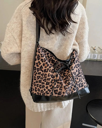 Bolso bandolera versátil con estampado de leopardo