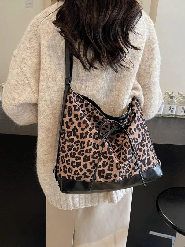 Bolso bandolera versátil con estampado de leopardo