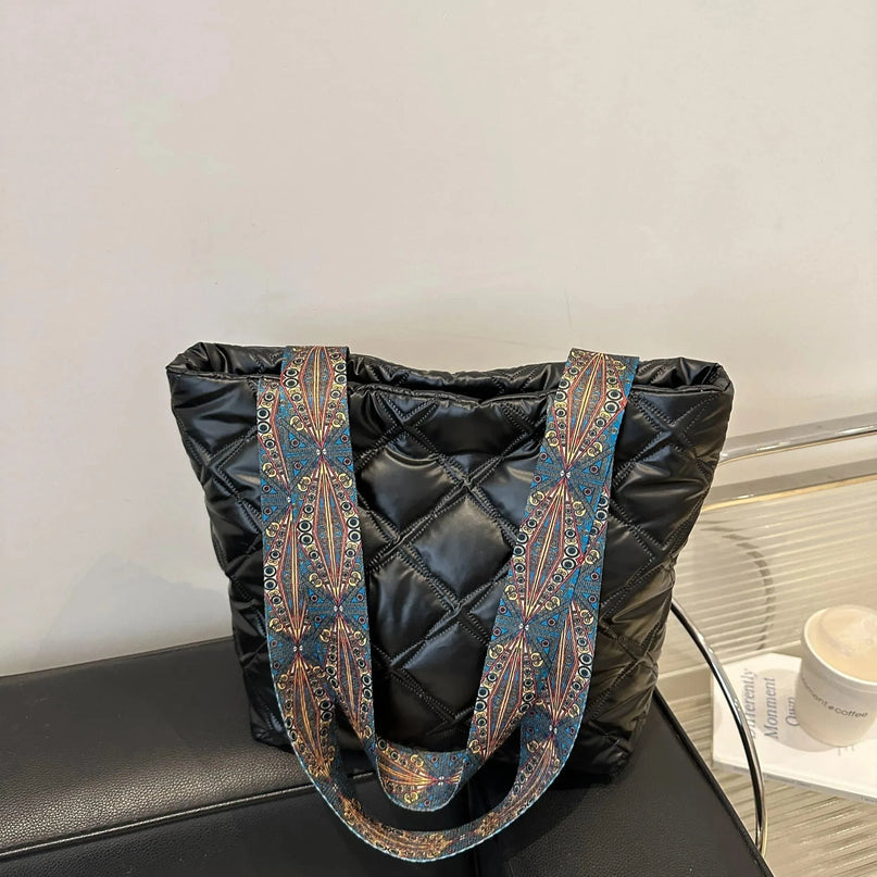 Bolso de mano acolchado con correa estampada de cuero de PU