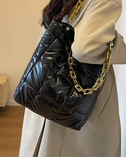 Bolso de mano con cadena y textura de burbujas