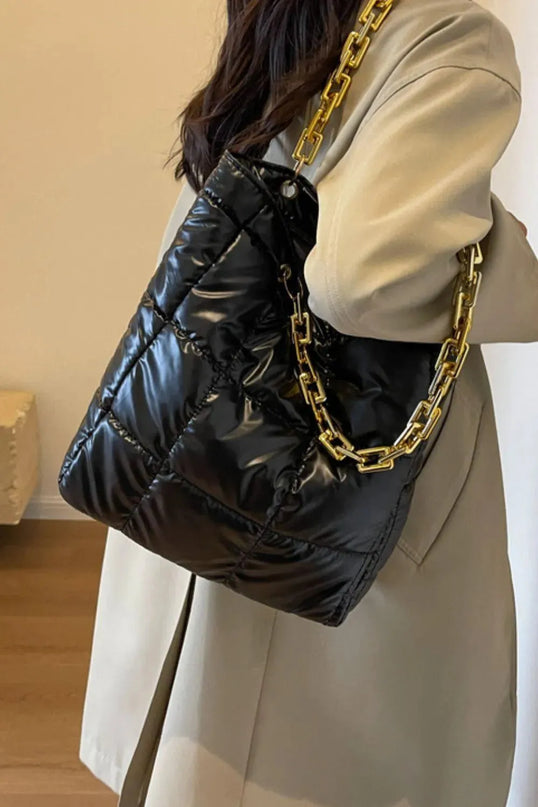 Bolso de mano con cadena y textura de burbujas