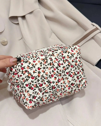 Cartera de mano acolchada con diseño floral y interior a cuadros