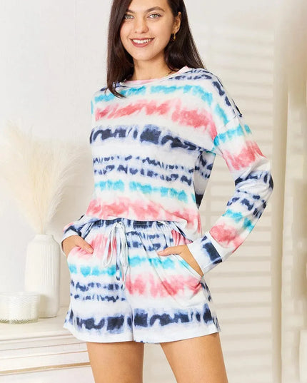 Conjunto de salón oversize con efecto tie-dye moderno