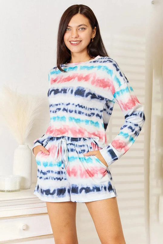 Conjunto de salón oversize con efecto tie-dye moderno