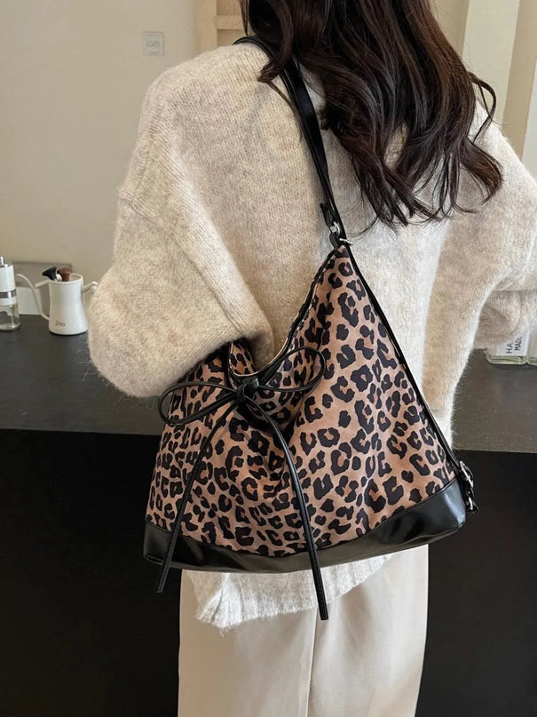 Bolso bandolera versátil con estampado de leopardo