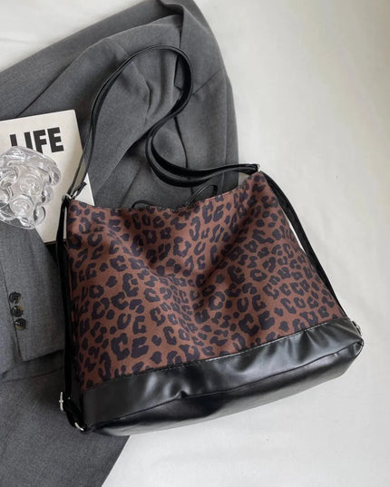 Bolso bandolera versátil con estampado de leopardo