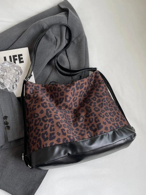 Bolso bandolera versátil con estampado de leopardo