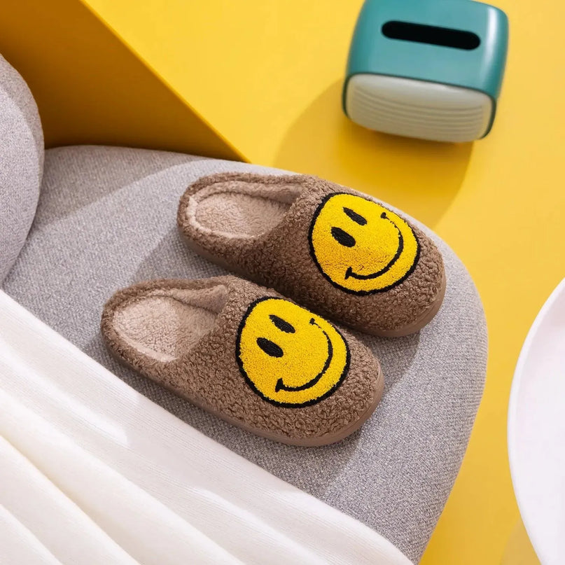 Pantuflas de peluche con cara sonriente y alegre