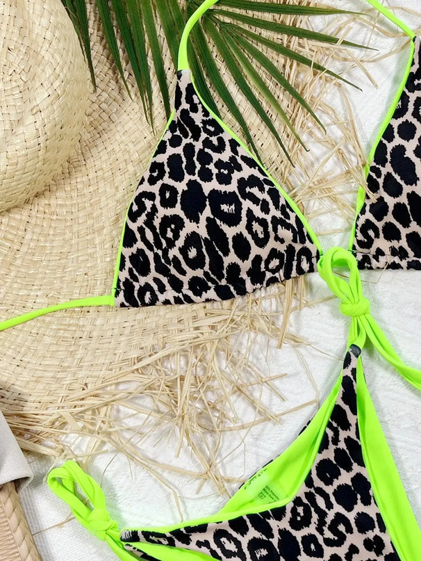 Conjunto de bikini con cuello halter y lazos laterales con estampado de leopardo